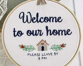 Bitte verlassen Sie bis 21 Uhr: Stickerei fertig & gerahmt. Lustiges Willkommensschild für Housewarming Introvert Geschenk. Snarky Kreuzstich abgeschlossen.