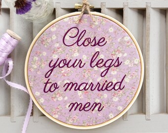 Sluit je benen voor getrouwde mannen: echte huisvrouwen borduurhoepel kunst afgewerkt en ingelijst. Grappig teken. Bravo TV-cadeau voor RHOP of RHOA Nene Fan.