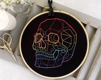 Rainbow Skull afgewerkte borduurring kunst: Whimsigoth decor voor slaapkamer met Witchy esthetiek. Kleurrijk naaldpunt van schedel voltooid..