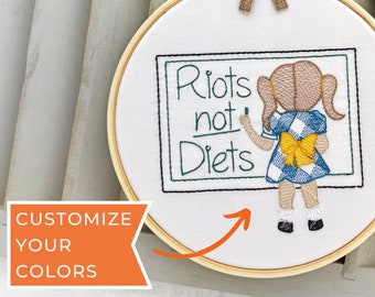 Riots Not Diets : art de cerceau de broderie féministe encadré. Art mural de motivation positive pour le corps. Signe de point de croix sarcastique. Déco culture anti-régime