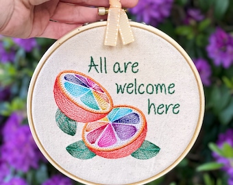 Todos son bienvenidos aquí: letrero sutil de espacio seguro para la puerta de entrada o arte inclusivo para el aula. Arte de bastidor de bordado terminado con orgullo LGBTQIA.