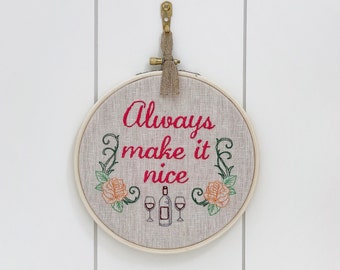 Real Housewives Needlepoint afgewerkt & ingelijst: 'Make it Nice' citaat van RHONY Dorinda Medley. Grappig kruissteekdecor voor Bravo TV-fan.