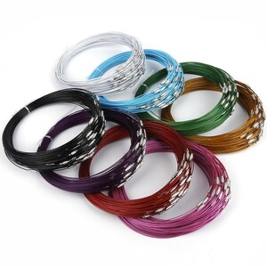 Puede incluir: Un conjunto de 10 carretes de alambre de colores, cada carrete contiene un color de alambre diferente. Los colores incluyen blanco, azul, verde, marr&oacute;n, morado y rojo. El alambre es delgado y parece estar hecho de metal.