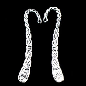 Op de afbeelding: Twee zilveren bladwijzer hangers met een Keltisch knoopontwerp en een klavertje vier aan de onderkant.