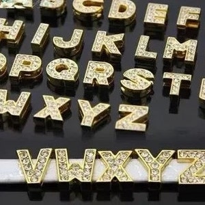 10mm letra maiúscula dourada deslizante espaçador contas pingente charme/descoberta, pontilhada em torno de strass, para pulseira e colar