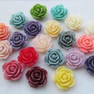 Puede incluir: Surtido de 18 cabujones de resina en forma de rosa en varios colores, incluyendo rosa, morado, rojo, verde, azul y amarillo. Cada rosa mide aproximadamente 2,5 cm de diámetro.
