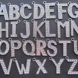 Colgante grande con letra K del alfabeto en tono plateado/blanco, con diamantes de imitación blancos, accesorio para hacer joyas.
