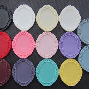 Puede incluir: Surtido de 15 cabujones de resina ovalados, decorativos, en blanco, con marcos ornamentados. Los cabujones son de varios colores, incluyendo negro, blanco, crema, rojo, rosa, azul claro, morado, gris, marrón y amarillo.