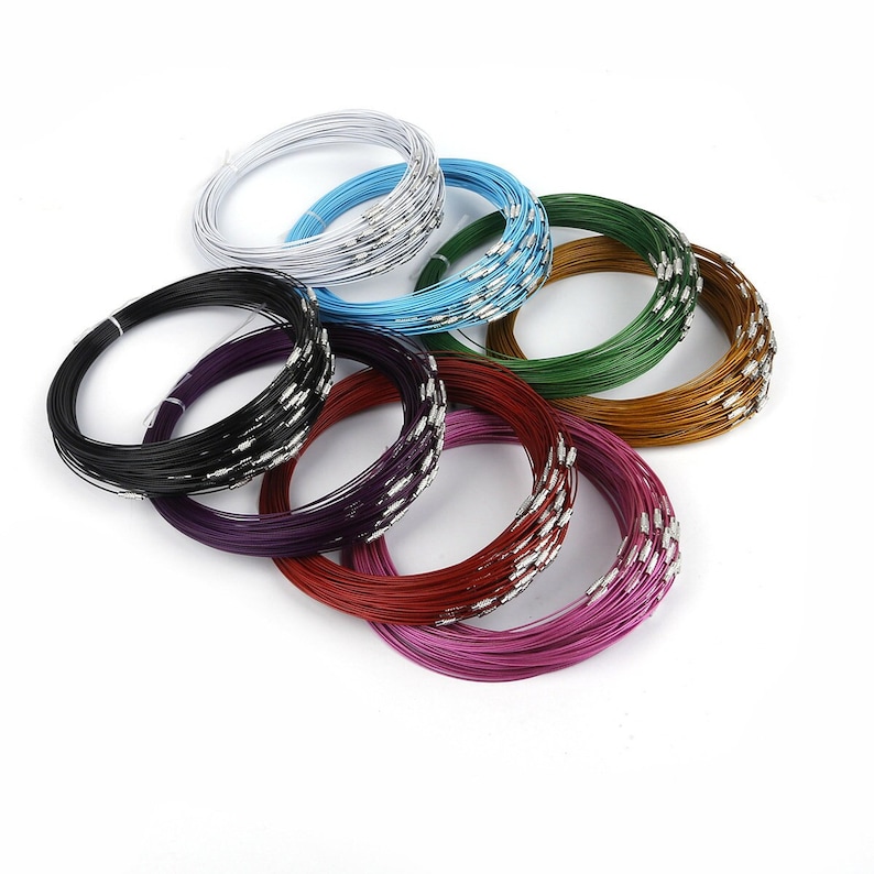 Puede incluir: Un conjunto de 10 carretes de alambre de colores, cada carrete contiene un color de alambre diferente. Los colores incluyen blanco, azul, verde, marr&oacute;n, morado y rojo. El alambre es delgado y parece estar hecho de metal.