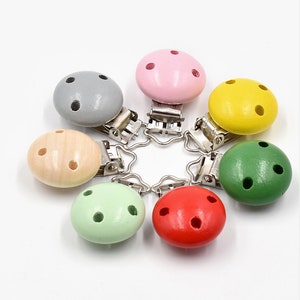 Color madera para niños dibujos animados pacifier Clip, clip de chupet de madera redonda de tres agujeros, seguridad del bebé y protección ambiental al por mayor