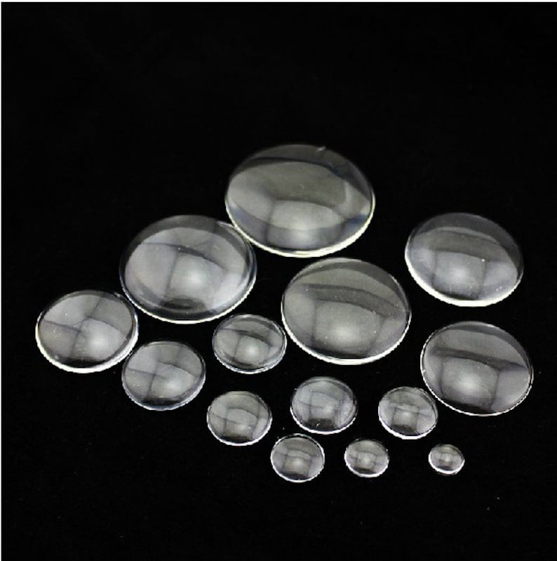 Peut inclure: Assortiment de cabochons en verre transparent de diff&eacute;rentes tailles, parfaits pour la cr&eacute;ation et la fabrication de bijoux.