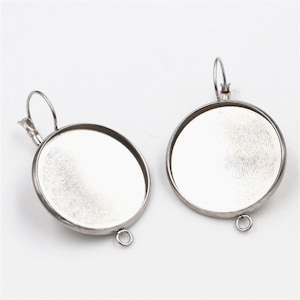 Donkerzilverkleurige verstelbare blanco Franse oorbelhaak, ronde basis voor bedeltjes/hangertjes, geschikt voor cabochons/afbeeldingen/cameo's tot 25 mm, met één lus.