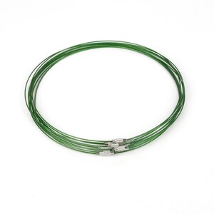 Puede incluir: Un conjunto de ocho collares de metal verde con cierres plateados. Los collares est&aacute;n dispuestos en c&iacute;rculo.
