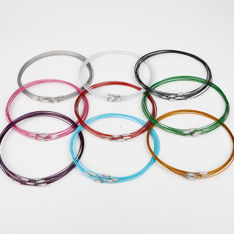 Puede incluir: Surtido de 10 collares de cadena met&aacute;lica de colores. Los collares est&aacute;n hechos de alambre fino y flexible y vienen en una variedad de colores, incluyendo plata, blanco, negro, rosa, morado, rojo, azul, verde, dorado y marr&oacute;n.