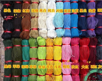 Puede incluir: Una variedad de colores de cordón de algodón encerado, incluyendo negro, marrón, rojo, verde, amarillo, azul y morado. Los cordones están dispuestos en filas y están etiquetados con sus colores correspondientes en caracteres chinos.