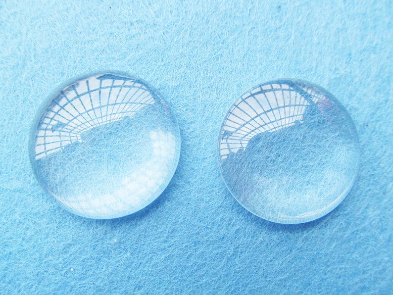 Peut inclure: Deux loupes en verre transparent sur une surface textur&eacute;e bleu clair.