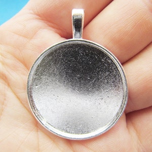 Silverpläterad rund ram med basbezel, infattning, hänge, berlock/fynd, passar 30 mm cabochon/bild/cameo, stor bygelkrok