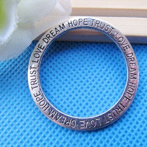 Tom de prata antigo/bronze antigo/cobre redondo círculo conector pingente charme/descoberta, carta escavada "amor sonho esperança confiança", acessório diy