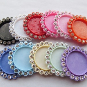 Puede incluir: Surtido de 10 adornos decorativos redondos, planos, de plástico, con un borde de strass. Los adornos son de varios colores, incluyendo negro, blanco, rojo, rosa, naranja, azul claro y morado.