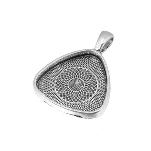 Peut inclure: Plateau de pendentif triangulaire en argent avec un motif décoratif. Le plateau est conçu pour contenir un petit cabochon rond ou ovale.