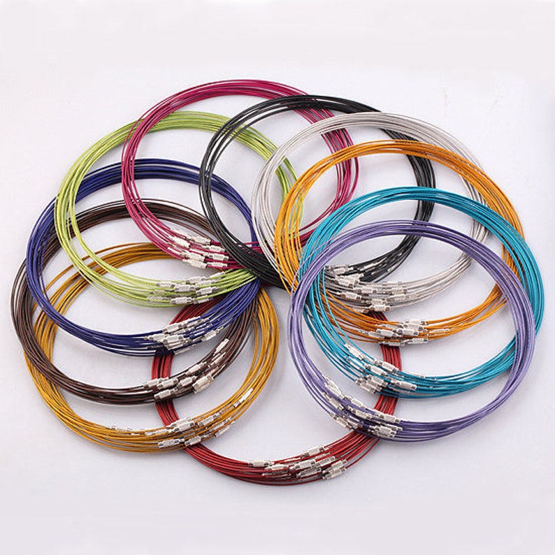 Puede incluir: Un conjunto de 15 collares de cadena met&aacute;lica de colores vivos. Los collares est&aacute;n hechos de alambre delgado y flexible y est&aacute;n disponibles en una variedad de colores, incluyendo oro, plata, negro, azul, verde y rojo.