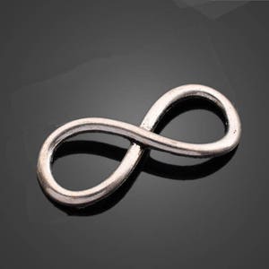 Puede incluir: Encanto de símbolo de infinito de plata. El encanto es un bucle continuo, que representa la eternidad.