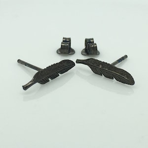 Clous d'oreilles en plumes de corbeau noires, boucles d'oreilles hélicoïdales, plume en argent sterling, petite boucle d'oreille, boucle d'oreille en cartilage, clou hélicoïdal, 466F