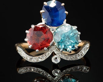 Anello antico edoardiano con zaffiro, granato, zircone e trifoglio di diamanti