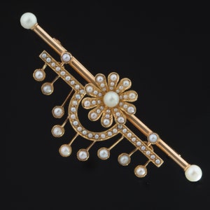 Victorian natural Pearl daisy dangling sophisticated  brooch