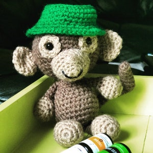 Motif singe avec un chapeau vert