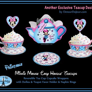 Puede incluir: Envoltorios de cupcake de taza de té de Minnie Mouse imprimibles con doilies, un soporte para favores de tetera y anillos de servilleta. Las tazas de té son azules y rosas con un patrón de lunares y presentan a Minnie Mouse.
