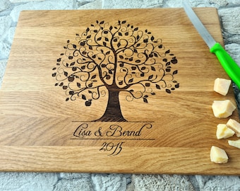 Personalisiertes Schneidebrett mit Baum Design. Hackklotz. Lasergraviertes individuelles Geschenk für Hochzeit, Geburtstag, Muttertag, Vatertag