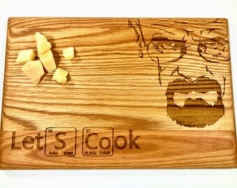 Skärbräda "LET'S COOK". Lasergraverad handgjord skärbräda i trä. Födelsedagspresent, bröllopspresent, fars dag-present från Algis Crafts.