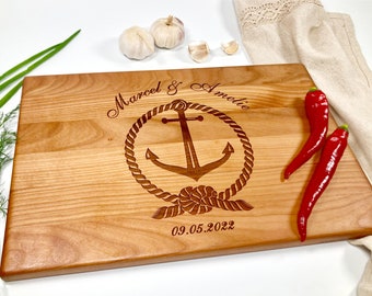 Personalisiertes Schneidebrett FAMILY HARBOR. Lasergraviertes handgefertigtes Schneidebrett aus Holz. Geburtstag, Hochzeit, Jahrestag Geschenk von Algis Crafts.