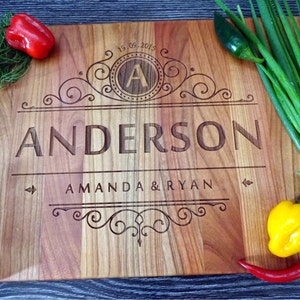 Personalisiertes Schneidebrett mit Monogramm. Lasergraviertes handgefertigtes Schneidebrett aus Holz. Geburtstag, Hochzeit, Jahrestag Geschenk von Algis Crafts