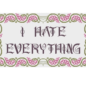 Puede incluir: Un diseño de bordado de punto de cruz con un borde decorativo con motivos florales rosas y verdes. El diseño dice "I HATE EVERYTHING" en una fuente morada.