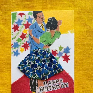Puede incluir: Tarjeta de cumpleaños hecha a mano con una ilustración vintage de una pareja bailando. La tarjeta incluye una falda azul floral y las palabras "HAPPY BIRTHAY". El fondo es una mezcla de rojo, blanco y amarillo.