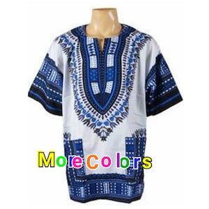 Op de afbeelding: Wit shirt met korte mouwen met een blauw-wit geometrisch patroon. Het shirt heeft een V-hals en een losse pasvorm.