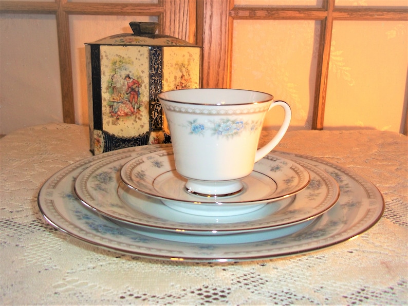 Noritake Legendary Sutton Court 4 Piece Place Setting Circa 1988 Dinner Salad Plates Teacup Saucer Bridal Shower Wedding Excellent Condition