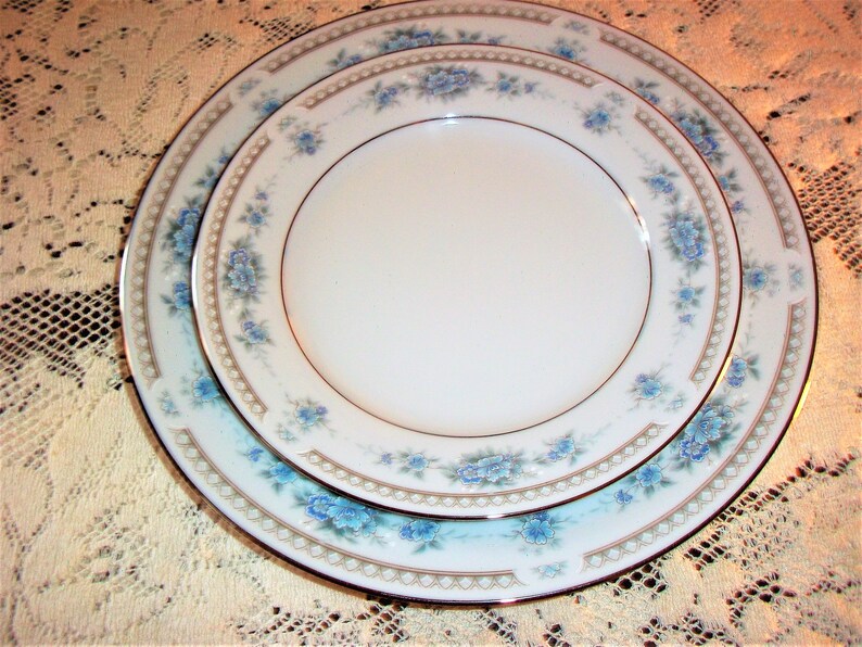 Noritake Legendary Sutton Court 4 Piece Place Setting Circa 1988 Dinner Salad Plates Teacup Saucer Bridal Shower Wedding Excellent Condition