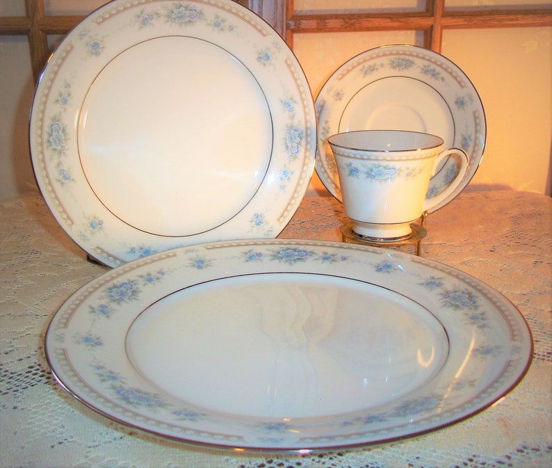 Noritake Legendary Sutton Court 4 Piece Place Setting Circa 1988 Dinner Salad Plates Teacup Saucer Bridal Shower Wedding Excellent Condition