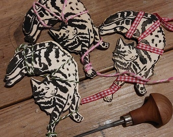 Décoration en bois linogravure faite main d'un chat tigré endormi « Sid »