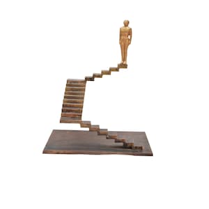 MANN METAL ART. Skulptur aus Bronze gegossen. Oben auf einer Bronzetreppe stehende männliche Figur.Signiert
