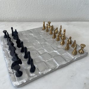 Set di scacchi con strumento musicale in bronzo fuso, oggetto da collezione firmato