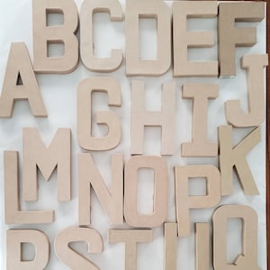 Letras de papel maché de 8" de alto (A-Z más "&"): arte de pared personalizado, decoración de estantes o centros de mesa para fiestas