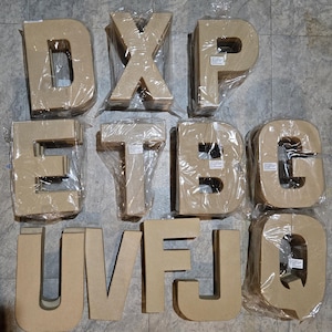 Letras de papel maché de 8" de alto y cartón