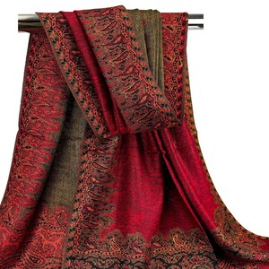 Pode incluir: Um xale vermelho e verde com padr&atilde;o paisley e borda franjada.