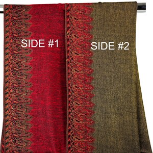 Pode incluir: Um cachecol revers&iacute;vel com uma borda paisley. Um lado &eacute; vermelho com uma textura sutil e o outro lado &eacute; verde escuro com uma textura tecida. O cachecol &eacute; etiquetado como "Lado #1" e "Lado #2".