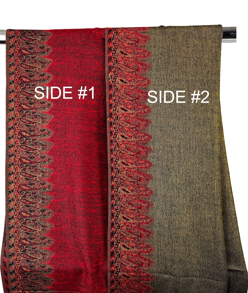 Pode incluir: Um cachecol revers&iacute;vel com uma borda paisley. Um lado &eacute; vermelho com uma textura sutil e o outro lado &eacute; verde escuro com uma textura tecida. O cachecol &eacute; etiquetado como "Lado #1" e "Lado #2".