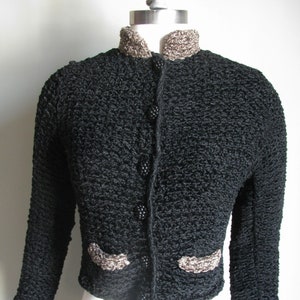 Cardigan vintage in maglia nera anni '90 con colletto, bordo maniche e tasche color marrone talpa di Case & Co.